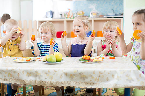 Kinder gemeinsam am Tisch beim Essen